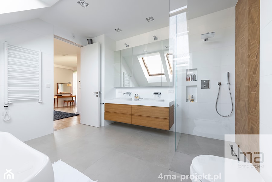 Dom w Zawadach - Duża na poddaszu z lustrem z dwoma umywalkami z punktowym oświetleniem łazienka z oknem, styl nowoczesny - zdjęcie od 4ma projekt