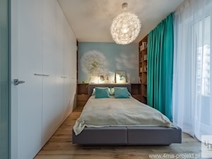Mieszkanie 64 m2 z "loftowym" akcentem. - Mała niebieska sypialnia z balkonem / tarasem, styl nowoczesny - zdjęcie od 4ma projekt