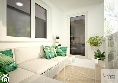 Mieszkanie 48,5 m2 - Średni z podłogą z desek z meblami ogrodowymi z donicami na kwiaty taras z tyłu ... - zdjęcie od 4ma projekt