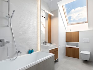 Dom w Zawadach - Średnia na poddaszu z lustrem z punktowym oświetleniem łazienka z oknem, styl nowoczesny - zdjęcie od 4ma projekt