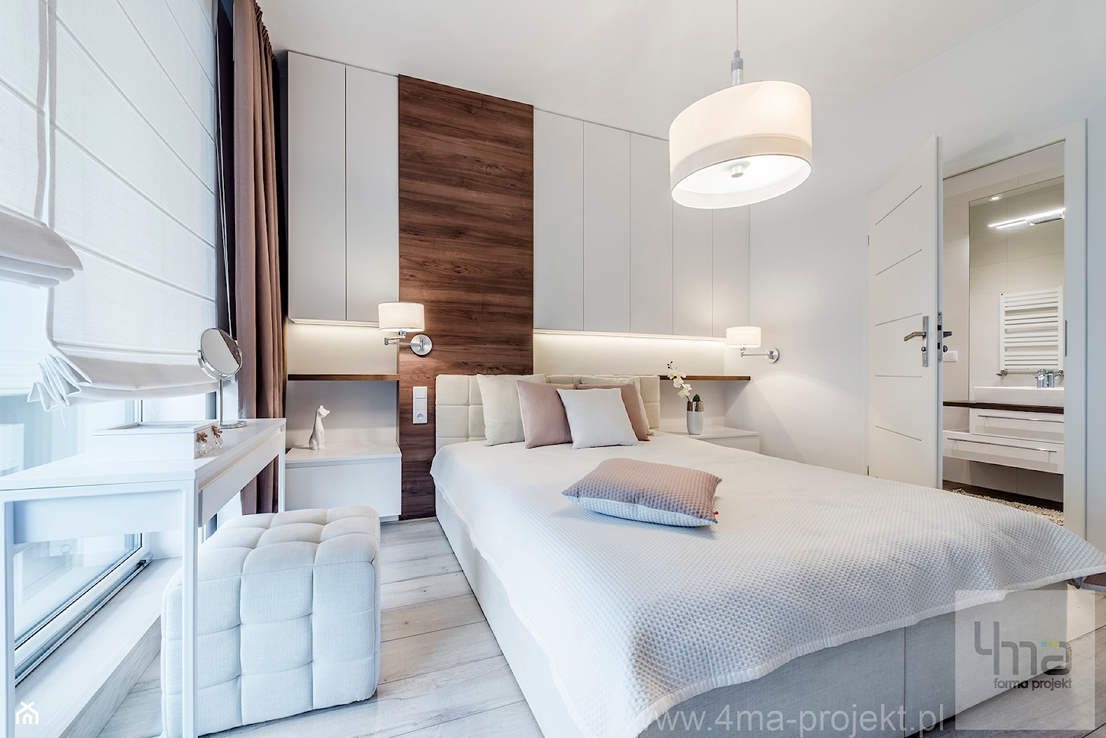 Dom w Łomiankach 135 m2. - Mała biała sypialnia z łazienką, styl nowoczesny - zdjęcie od 4ma projekt - Homebook