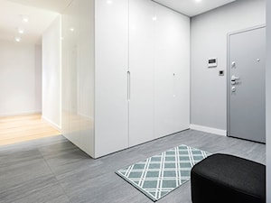 Projekt mieszkania 160 m2 na Mokotowie. - Duży szary hol / przedpokój, styl nowoczesny - zdjęcie od 4ma projekt