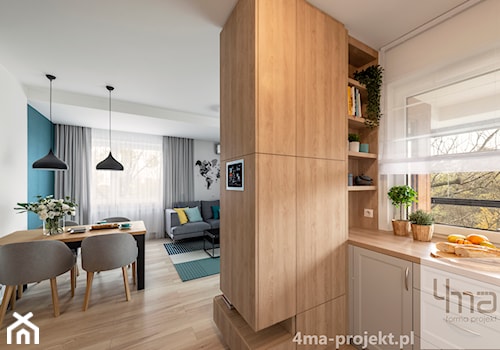 Mieszkanie 83 m2 - Wola - Mała otwarta z salonem biała z zabudowaną lodówką kuchnia w kształcie litery l z oknem, styl nowoczesny - zdjęcie od 4ma projekt