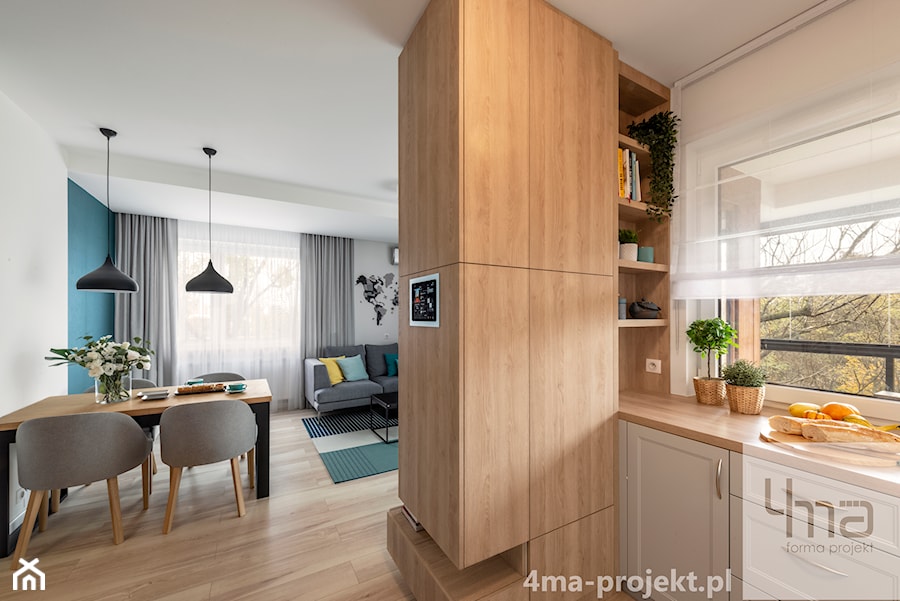 Mieszkanie 83 m2 - Wola - Mała otwarta z salonem biała z zabudowaną lodówką kuchnia w kształcie litery l z oknem, styl nowoczesny - zdjęcie od 4ma projekt