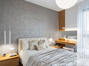 Mieszkanie 68m2 na Ochocie - Średnia biała sypialnia z balkonem / tarasem, styl nowoczesny - zdjęcie od 4ma projekt