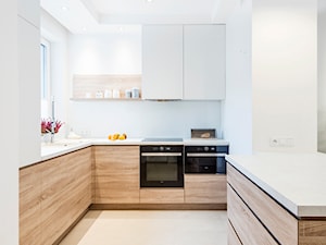 Dom w Łomiankach 135 m2. - Średnia otwarta biała z zabudowaną lodówką kuchnia w kształcie litery l z oknem, styl nowoczesny - zdjęcie od 4ma projekt
