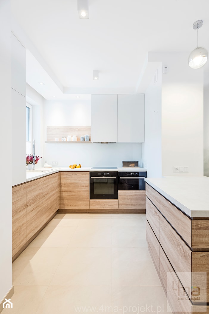 Dom w Łomiankach 135 m2. - Średnia otwarta biała z zabudowaną lodówką kuchnia w kształcie litery l z oknem, styl nowoczesny - zdjęcie od 4ma projekt - Homebook