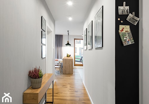 Mieszkanie 60 m2 na Bielanach - Średni biały czarny hol / przedpokój, styl skandynawski - zdjęcie od 4ma projekt