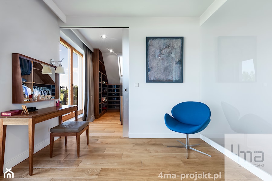 Dom w Zawadach - Duża otwarta garderoba na poddaszu, styl nowoczesny - zdjęcie od 4ma projekt