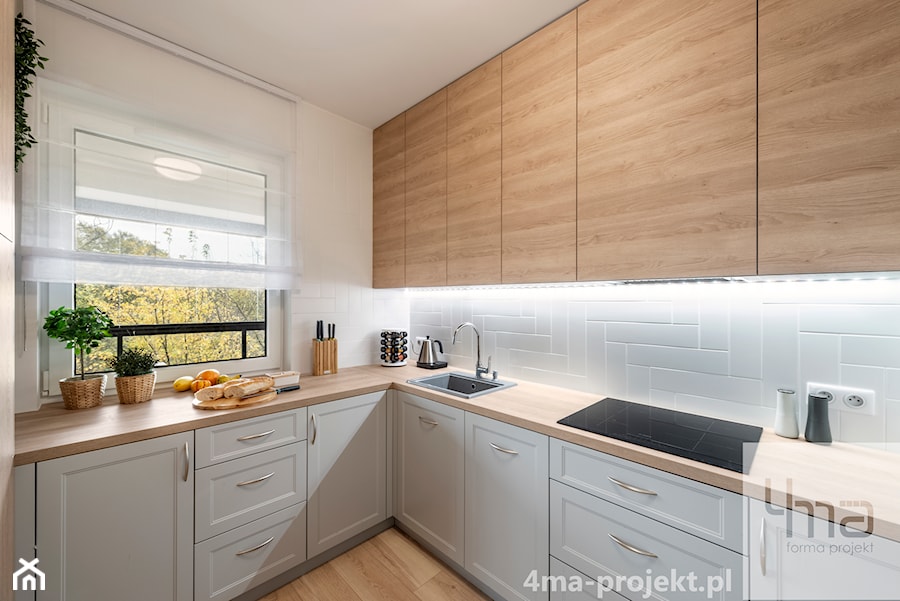 Mieszkanie 83 m2 - Wola - Średnia zamknięta biała z zabudowaną lodówką z nablatowym zlewozmywakiem kuchnia w kształcie litery l z oknem, styl nowoczesny - zdjęcie od 4ma projekt