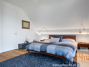Dom w Zawadach - Średnia biała sypialnia na poddaszu, styl nowoczesny - zdjęcie od 4ma projekt