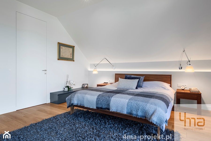Dom w Zawadach - Średnia biała sypialnia na poddaszu, styl nowoczesny - zdjęcie od 4ma projekt
