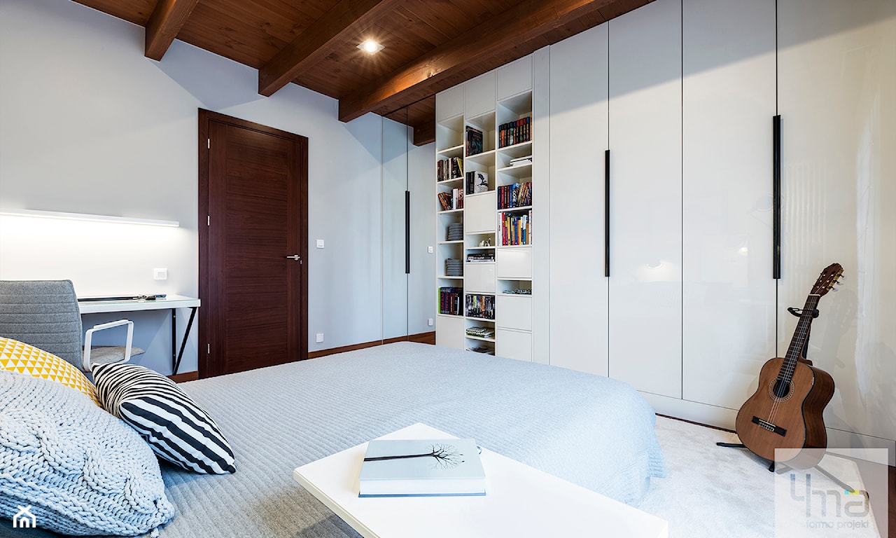 Biała sypialnia z drewnianymi akcentami
