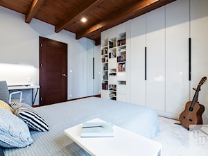 Pokoje dziecięce dla trójki rodzeństwa 55 m 2 - Duża biała z biurkiem sypialnia, styl nowoczesny - zdjęcie od 4ma projekt