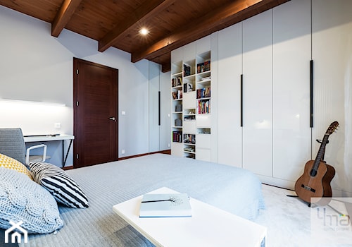 Pokoje dziecięce dla trójki rodzeństwa 55 m 2 - Duża biała z biurkiem sypialnia, styl nowoczesny - zdjęcie od 4ma projekt