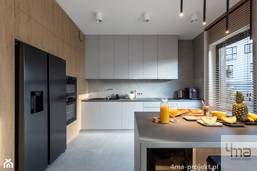 Mieszkanie o pow. 129 m2 - Mokotów - Duża zamknięta z kamiennym blatem czarna z zabudowaną lodówką z lodówką wolnostojącą z nablatowym zlewozmywakiem kuchnia w kształcie litery l z oknem, styl nowoczesny - zdjęcie od 4ma projekt