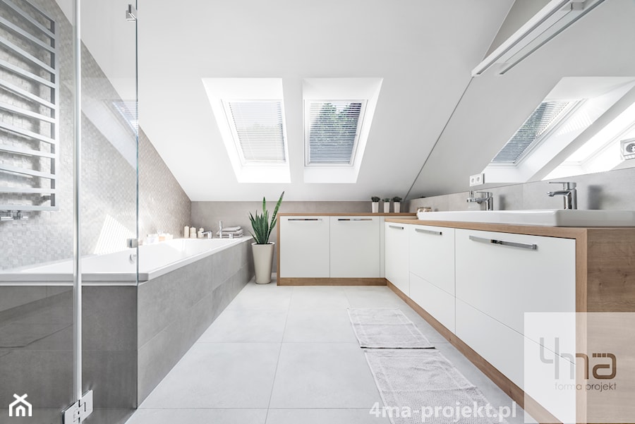 Dom 148 m2. - Średnia na poddaszu z dwoma umywalkami łazienka z oknem, styl nowoczesny - zdjęcie od 4ma projekt