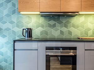 Projekt mieszkania 160 m2 na Mokotowie. - Średnia otwarta z salonem zielona z zabudowaną lodówką kuchnia jednorzędowa, styl nowoczesny - zdjęcie od 4ma projekt