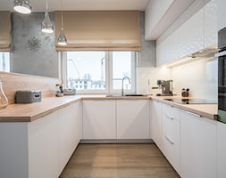 Kościańska salon z kuchnią - Średnia otwarta z salonem biała szara z zabudowaną lodówką z podblatowy ... - zdjęcie od Carolineart - Homebook