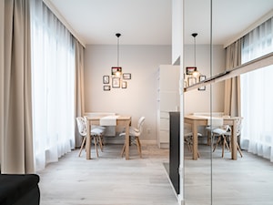 Krakowska kawalerka - Mały biały salon z jadalnią, styl nowoczesny - zdjęcie od Carolineart