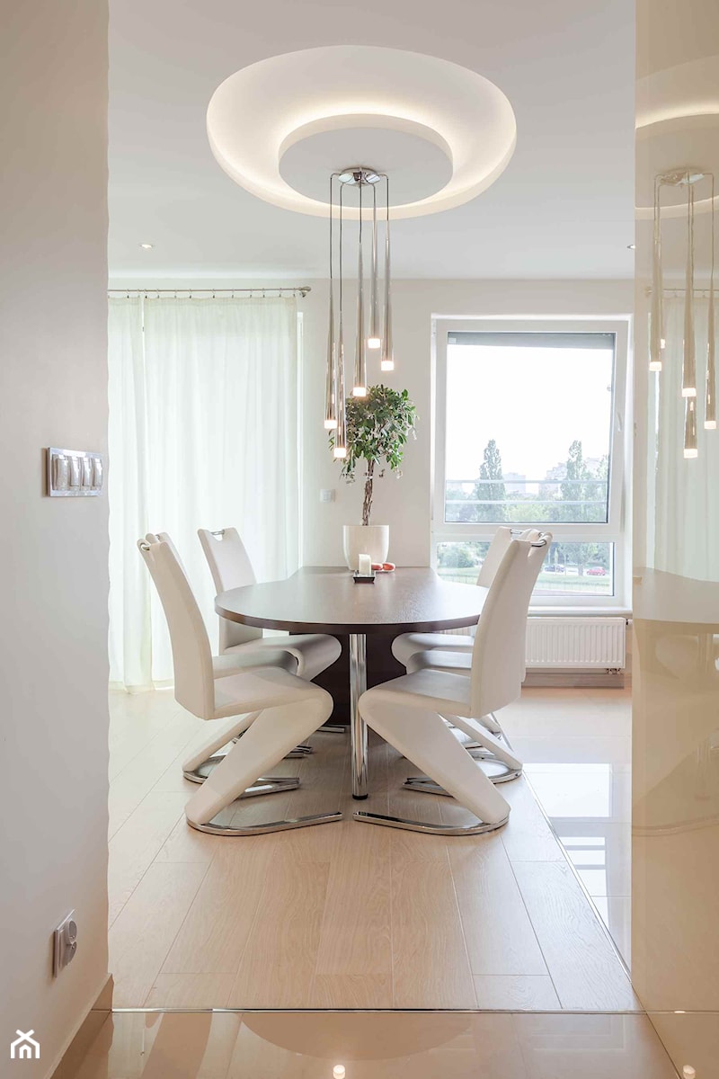 Beżowa jadalnia - Mała biała jadalnia jako osobne pomieszczenie, styl nowoczesny - zdjęcie od Carolineart