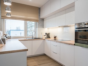 Kościańska salon z kuchnią - Średnia otwarta biała szara z zabudowaną lodówką z lodówką wolnostojącą z nablatowym zlewozmywakiem kuchnia w kształcie litery u z oknem, styl nowoczesny - zdjęcie od Carolineart