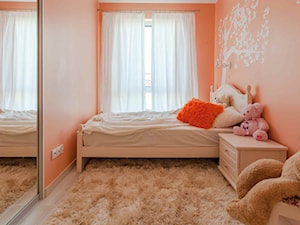 Pomarańczowy pokój dziecięcy - Mały pomarańczowy pokój dziecka dla dziecka dla dziewczynki, styl nowoczesny - zdjęcie od Carolineart