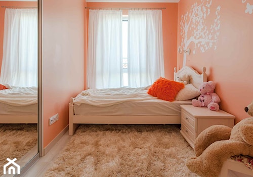 Pomarańczowy pokój dziecięcy - Mały pomarańczowy pokój dziecka dla dziecka dla dziewczynki, styl nowoczesny - zdjęcie od Carolineart
