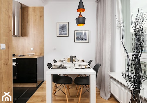 Nowoczesne mieszkanie z drewnem w roli głównej - Średnia biała jadalnia w kuchni, styl nowoczesny - zdjęcie od GALERIE VENIS