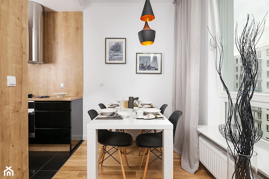 Nowoczesne mieszkanie z drewnem w roli głównej - Średnia biała jadalnia w kuchni, styl nowoczesny - zdjęcie od GALERIE VENIS