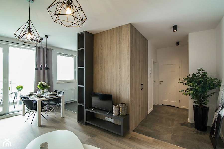Designerskie mieszkanie w stylu nowoczesnym - Mały biały salon z jadalnią, styl nowoczesny - zdjęcie od GALERIE VENIS