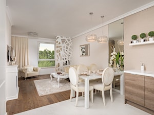 Niewielkie mieszkanie w stylu glamour - Mały beżowy biały salon z kuchnią z jadalnią, styl glamour - zdjęcie od GALERIE VENIS