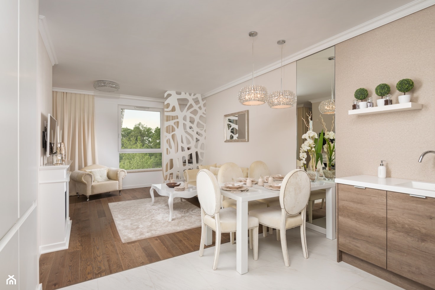 Niewielkie mieszkanie w stylu glamour - Mały beżowy biały salon z kuchnią z jadalnią, styl glamour - zdjęcie od GALERIE VENIS - Homebook