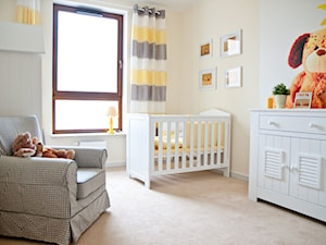 Pokój dziecinny - Średni biały żółty pokój dziecka dla niemowlaka dla chłopca dla dziewczynki, styl nowoczesny - zdjęcie od GALERIE VENIS