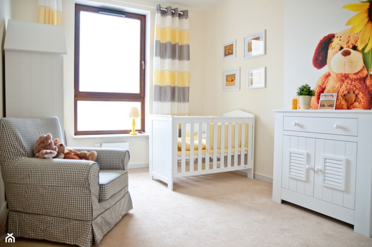 Pokój dziecinny - Średni biały żółty pokój dziecka dla niemowlaka dla chłopca dla dziewczynki, styl ... - zdjęcie od GALERIE VENIS - Homebook