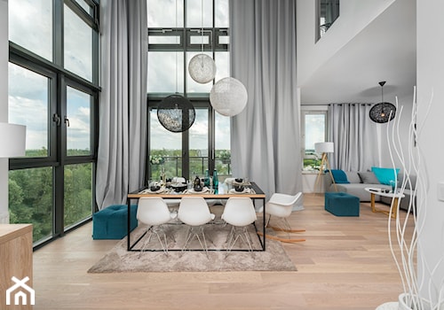 Dwupoziomowe mieszkanie w stylu nowoczesnym - Duży biały salon z jadalnią, styl nowoczesny - zdjęcie od GALERIE VENIS