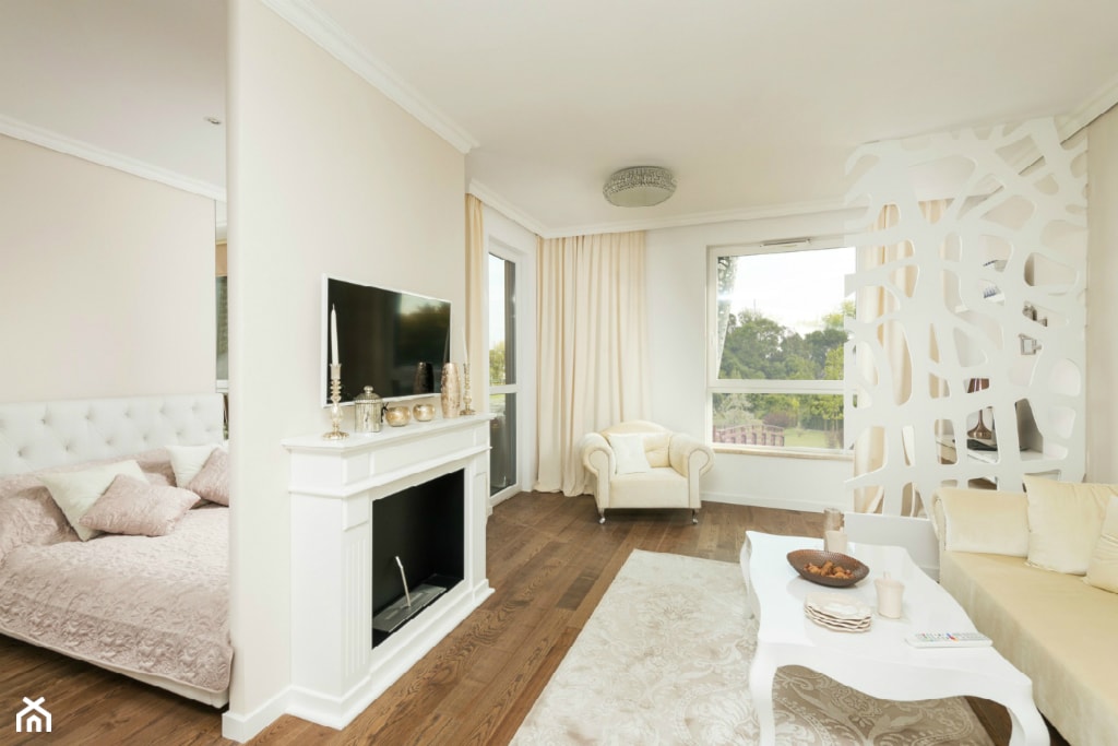 Niewielkie mieszkanie w stylu glamour - Mały biały salon, styl glamour - zdjęcie od GALERIE VENIS - Homebook