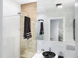 Eklektyczne wnętrze z łazienką w stylu glamour - Mała bez okna z lustrem z punktowym oświetleniem ła ... - zdjęcie od GALERIE VENIS