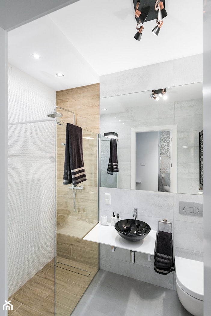 Eklektyczne wnętrze z łazienką w stylu glamour - Mała bez okna z lustrem z punktowym oświetleniem łazienka, styl nowoczesny - zdjęcie od GALERIE VENIS - Homebook