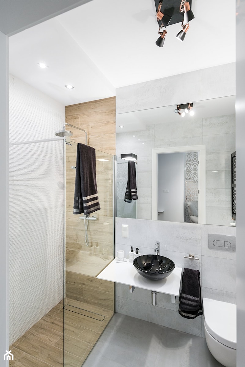 Eklektyczne wnętrze z łazienką w stylu glamour - Mała bez okna z lustrem z punktowym oświetleniem łazienka, styl nowoczesny - zdjęcie od GALERIE VENIS