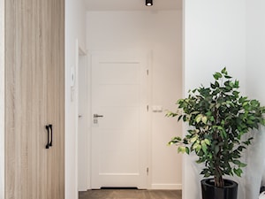 Designerskie mieszkanie w stylu nowoczesnym - Mały biały hol / przedpokój, styl nowoczesny - zdjęcie od GALERIE VENIS