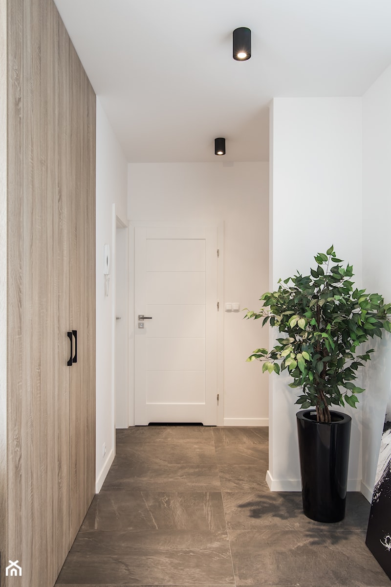 Designerskie mieszkanie w stylu nowoczesnym - Mały biały hol / przedpokój, styl nowoczesny - zdjęcie od GALERIE VENIS