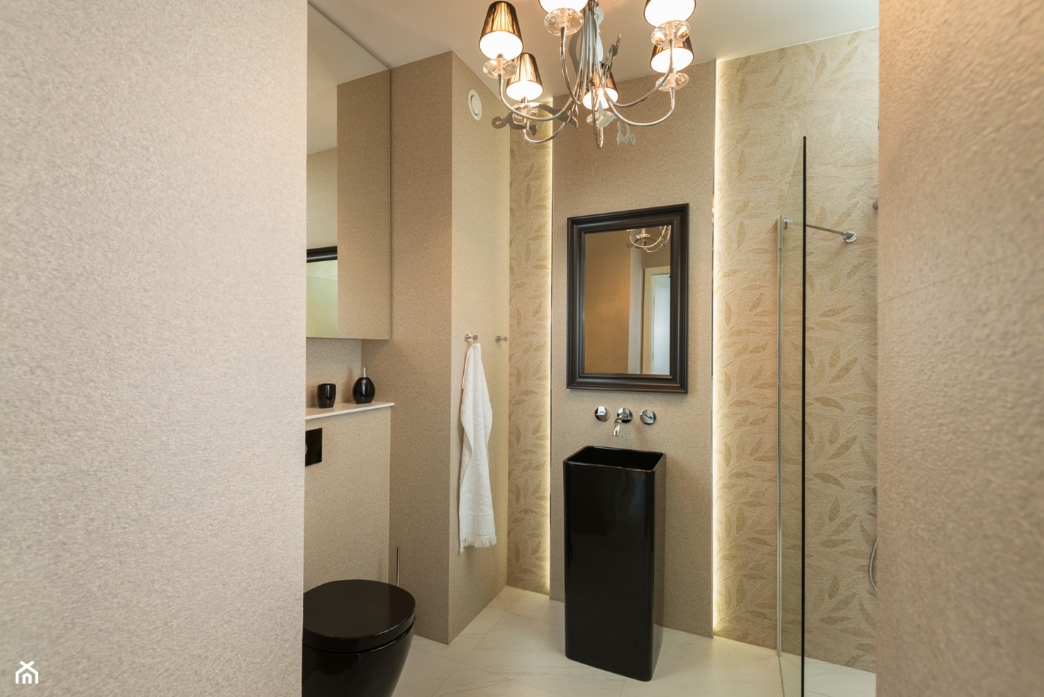 Niewielkie mieszkanie w stylu glamour - Mała bez okna z lustrem łazienka, styl glamour - zdjęcie od GALERIE VENIS - Homebook