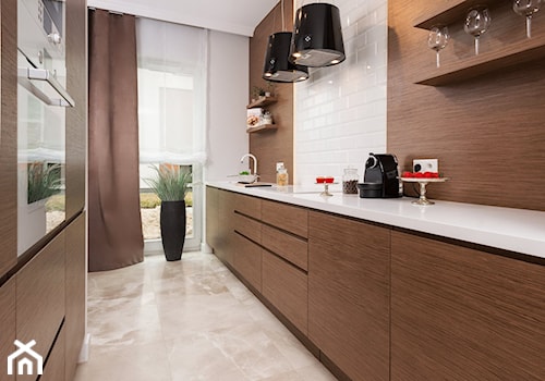 Eklektyczne wnętrze z łazienką w stylu glamour - Średnia otwarta biała z zabudowaną lodówką z lodówką wolnostojącą kuchnia dwurzędowa z oknem, styl nowoczesny - zdjęcie od GALERIE VENIS
