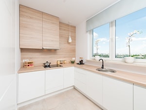 Dwupoziomowe mieszkanie w stylu nowoczesnym - Średnia zamknięta biała z zabudowaną lodówką z nablatowym zlewozmywakiem kuchnia w kształcie litery u z oknem, styl nowoczesny - zdjęcie od GALERIE VENIS