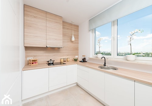 Dwupoziomowe mieszkanie w stylu nowoczesnym - Średnia zamknięta biała z zabudowaną lodówką z nablatowym zlewozmywakiem kuchnia w kształcie litery u z oknem, styl nowoczesny - zdjęcie od GALERIE VENIS