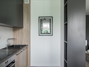 Designerskie mieszkanie w stylu nowoczesnym - Mała otwarta z salonem z kamiennym blatem biała z zabu ... - zdjęcie od GALERIE VENIS