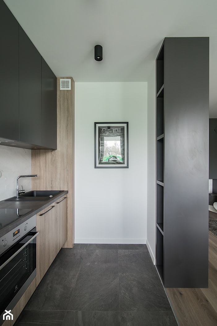 Designerskie mieszkanie w stylu nowoczesnym - Mała otwarta z salonem z kamiennym blatem biała z zabudowaną lodówką kuchnia jednorzędowa, styl nowoczesny - zdjęcie od GALERIE VENIS - Homebook