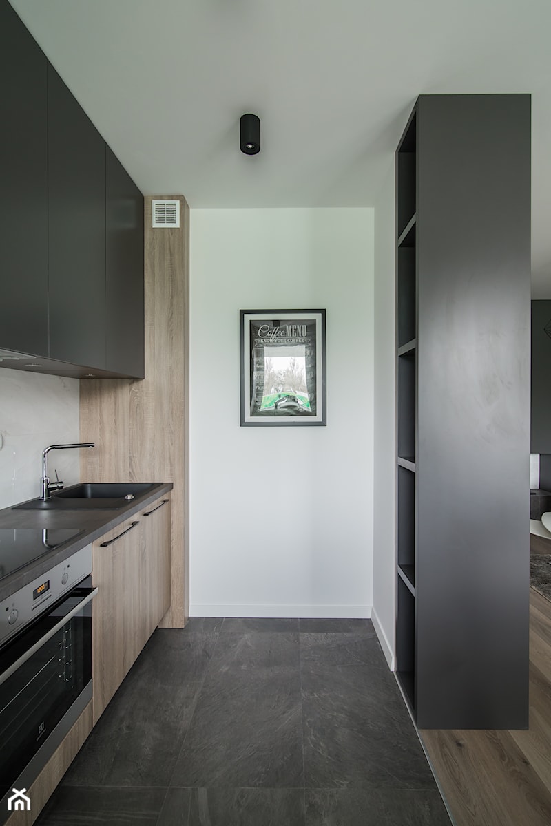 Designerskie mieszkanie w stylu nowoczesnym - Mała otwarta z salonem z kamiennym blatem biała z zabudowaną lodówką kuchnia jednorzędowa, styl nowoczesny - zdjęcie od GALERIE VENIS