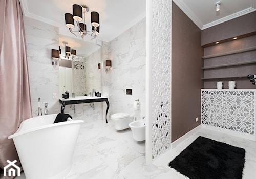 Eklektyczne wnętrze z łazienką w stylu glamour - Średnia na poddaszu z marmurową podłogą łazienka z oknem, styl glamour - zdjęcie od GALERIE VENIS
